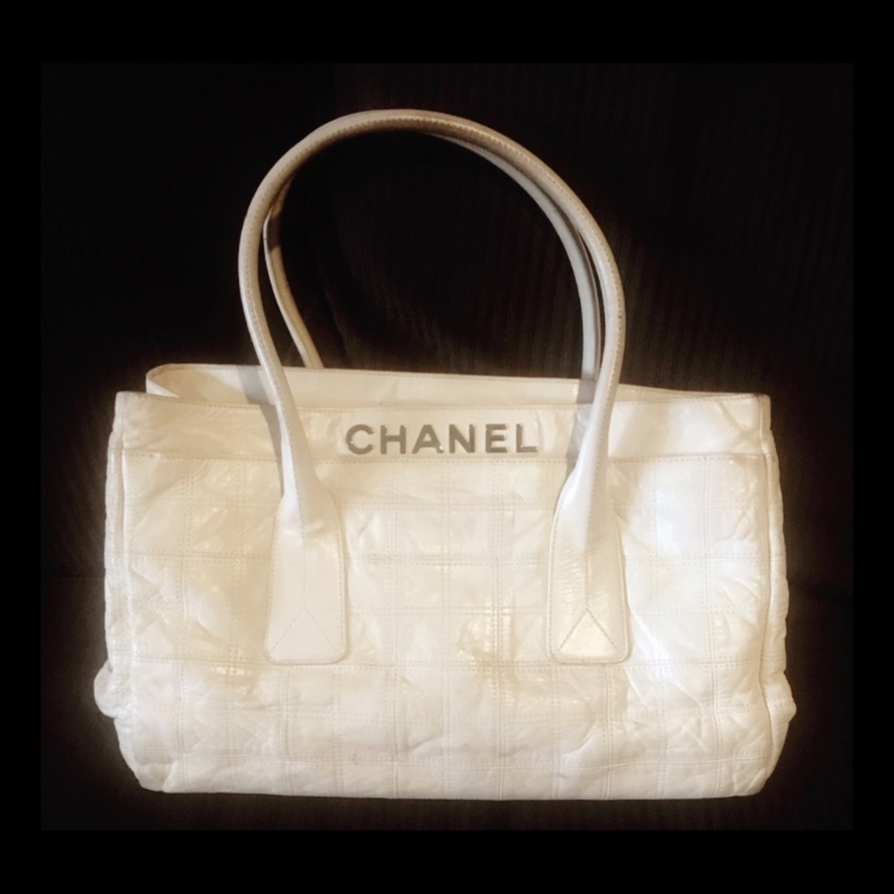 Chanel leather shoulder bag